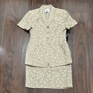 Le Suit Leaf-Print Short Sleeve Skirt Set